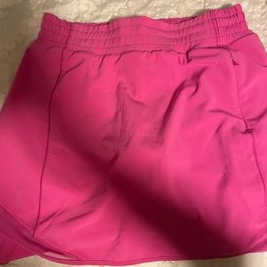 Lulu hotty hot high rise skirt size 6. Never worn but no tag :/